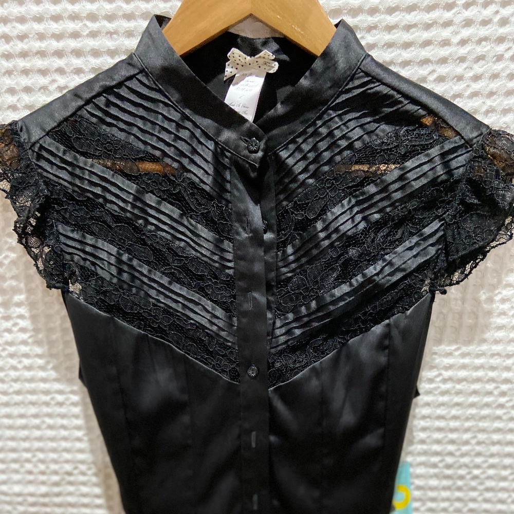🍎 FOREVER 21 BLACK LACED TOP BLOUSE